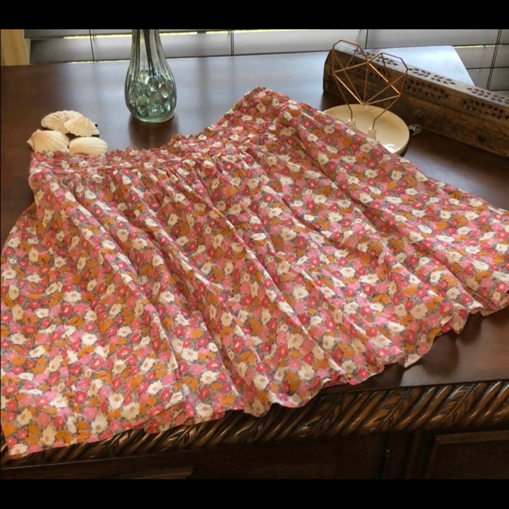 Old Navy floral print skirt 🌸